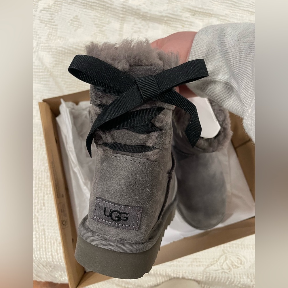 New in Box Ugg Continuity Bow Boots